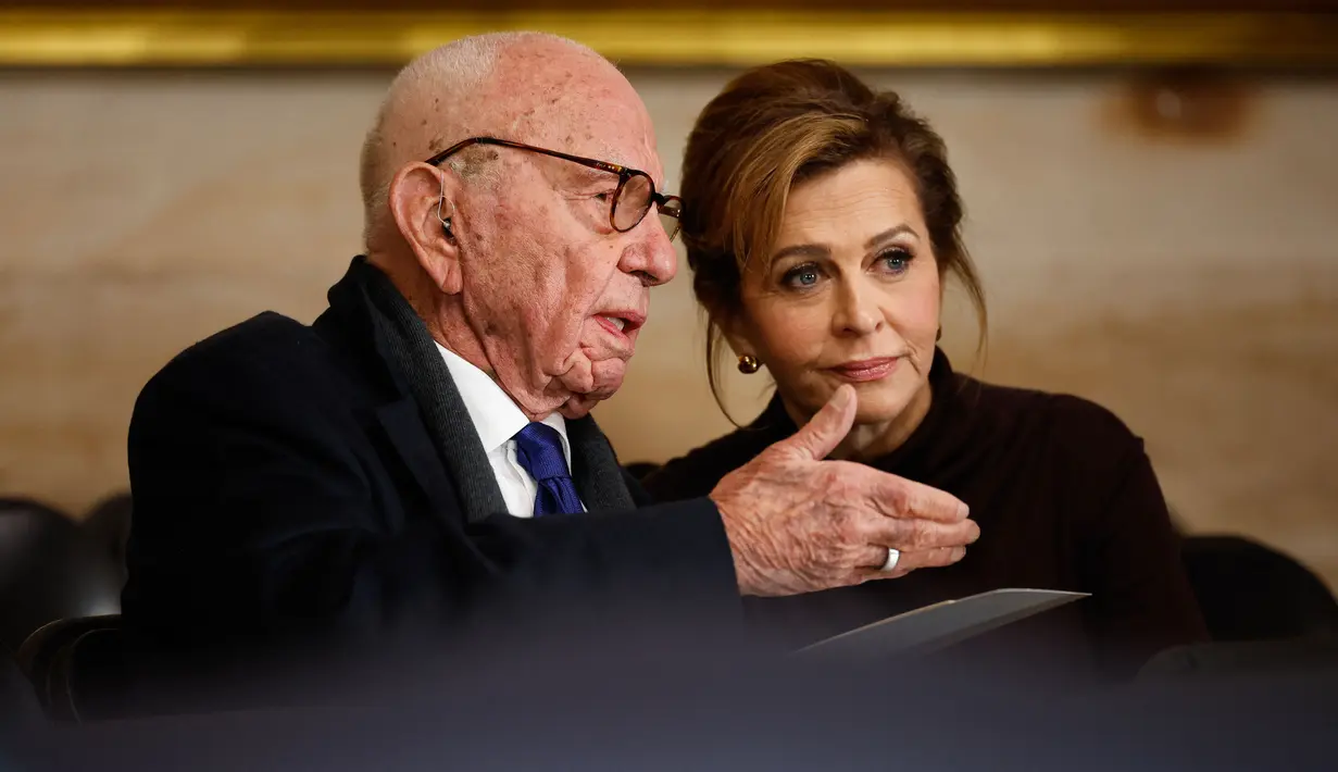 Mantan Ketua Eksekutif Fox Corp, Rupert Murdoch (kiri) dan Elena Zhukova menghadiri upacara pelantikan Donald Trump sebagai Presiden ke-47 Amerika Serikat di US Capitol Rotunda, Washington DC, pada 20 Januari 2025. (Chip Somodevilla/POOL/AFP)