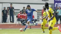 Marcos Flores saat membela Persib Bandung di Stadion Wibawa Mukti, Cikarang, Sabtu (1/10/2016). (Bola.com/Nicklas Hanoatubun)