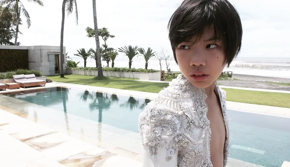 Termasuk memakai koleksi rancangan mamanya sendiri Winnie Aoki, MischkaAoki SS21 Boys Couture Jacket. Winnie sendiri dikenal sebagai desainer label pakaian anak haute couture. (Foto: Instagram @winnie_mischkaaoki)