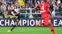 Pemain Juventus Gonzalo Higuain melakukan tendangan saat menghadapi Bayer Leverkusen pada matchday kedua Liga Champions di Allianz Stadium, Turin, Italia, Selasa (1/10/2019). Juventus menghajar Bayer Leverkusen 3-0. (Alessandro Di Marco/ANSA via AP)