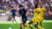 Penyerang muda Inter Milan, Mattia Mosconi, berebut bola dengan bek Hellas Verona, Jean-Daniel Akpa-Akpro, dalam pertandingan Serie A Italia antara Inter Milan melawan Hellas Verona di Stadion San Siro, Milan, pada 17 Mei 2026. (Marco BERTORELLO / AFP)