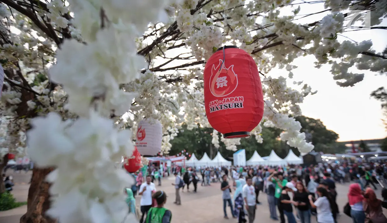 Lampion menghiasi pohon berbunga sakura pada Jak-Japan Matsuri 2018 di Gelora Bung Karno, Senayan, Jakarta, Sabtu (8/9). Jak-Japan Matsuri 2018 kembali diselenggarakan selama dua hari, yakni Sabtu dan Ahad, 8-9 September. (Liputan6.com/Faizal Fanani)
