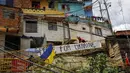 Pebalap sepeda Prancis, Adrien Loron memacu sepedanya pada ajang MTB Red Bull Medellín Cerro Abajo Urban Downhill, di perkampungan padat penduduk "La comuna 13", Medellin, Kolombia, pada 4 Maret 2023. (AFP/Freddy Builes)