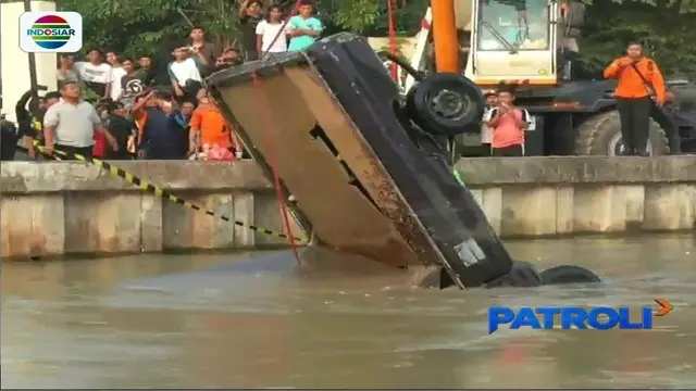 Kelebihan Beban, Mobil Pikap Tercebur ke Sungai