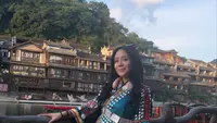 Dea Ananda Liburan ke China, Naik Eskalator ke Puncak Gunung Tianmen