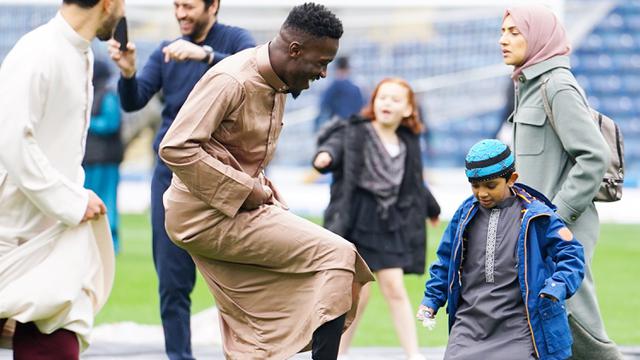 Foto: Momen Salat Idulfitri di Stadion, Blackburn Rovers Ukir Sejarah di Kancah Sepak Bola Inggris