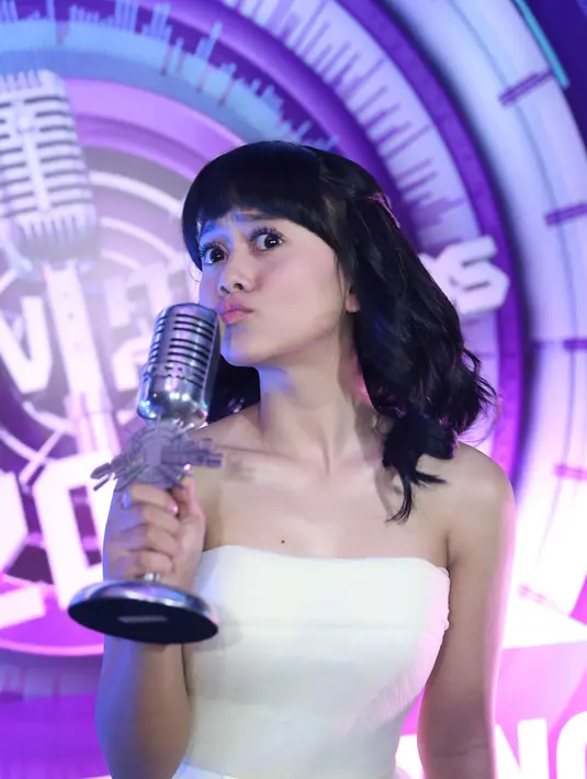 Ia mengaku bingung dengan perolehan penghargaan insan musik tersebut. Terlebih, dalam nominasi tersebut ada senior sekaligus gurunya. (Nurwahyunan/Bintang.com)