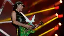 Aksi gitaris Scorpions Matthias Jabs saat tampil dalam festival musik Rock in Rio, Rio de Janeiro, Brasil, Sabtu (5/10/2019). (AP Photo/Leo Correa)