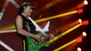 Aksi gitaris Scorpions Matthias Jabs saat tampil dalam festival musik Rock in Rio, Rio de Janeiro, Brasil, Sabtu (5/10/2019). (AP Photo/Leo Correa)
