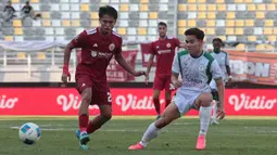 Pemain muda Persija Jakarta, Figo Dennis (kiri), berusaha menguasai bola saat mendapat kawalan pemain PSMS Medan pada laga terakhir Grup B Piala Presiden 2026 di Stadion Gelora Bung Tomo, Surabaya, Sabtu (1/8/2026). Gelandang muda tersebut kembali mendapat kepercayaan dari pelatih Shin Tae-yong dan turut membantu Macan Kemayoran meraih kemenangan 4-1 untuk memastikan langkah ke semifinal menghadapi Persib Bandung. (Bola.com/Wahyu Pratama)