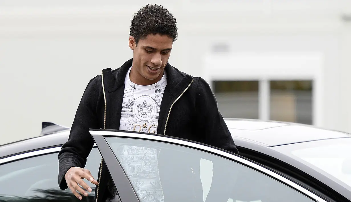 3. Raphael Varane, pria Prancis ini merupakan tipikal bek yang disukai Jose Mourinho. Namun pemain Real Madrid ini menolak ketika diajak Mou bergabung dengan Manchester United. (AFP/Franck Fife)
