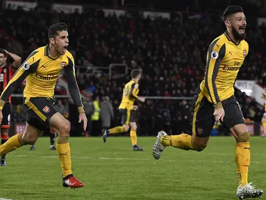 Striker Arsenal, Olivier Giroud, merayakan gol yang dicetaknya ke gawang Bournemouth pada laga Liga Inggris di Stadion Vitality, Inggris, Selasa (3/1/2017). Kedua tim bermain imbang 3-3. (Reuters/Dylan Martinez)