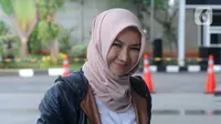 Terpidana mantan Bupati Kutai Kartanegara Rita Widyasari tersenyum saat tiba di Gedung KPK, Jakarta, Senin (2/12/2019). Rita akan menjalani pemeriksaan sebagai saksi atas kasus Tindak Pidana Pencucian Uang (TPPU) untuk tersangka Khairudin. (merdeka.com/Dwi Narwoko)