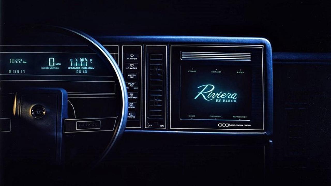 Head unit layar sentuh di Buick Riviera