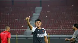 Pemain PSM Makassar, Rizky Pellu (tengah), saat menjalani sesi latihan di Stadion Kapten I Wayan Dipta, Senin (5/6/2023). Rizky Pellu akan berhadapan dengan mantan klubnya, Bali United di leg 1 Kualifikasi Playoff Liga Champions Asia 2023/2024 esok hari. (Bola.com/Alit Binawan)