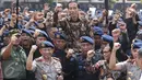 Presiden Jokowi dipanggul pasukan Brimob usai memimpin apel Korps Brimob Polri di Kelapa Dua, Depok, Jumat (11/11). Dalam arahannya, Presiden mengapresiasi kerja Brimob yang membantu pengamanan unjuk rasa 4 November 2016. (Liputan6.com/Immanuel Antonius)