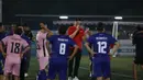 <p>Selebrasi Peter Schmeichel saat timnya memenangi tantangan tendangan bebas dalam rangkaian acara fun football bersama legenda Manchester United, Peter Schmeichel di Pancoran Soccer Field, Jakarta, Minggu (6/8/2023) malam WIB. (Bola.com/Ikhwan Yanuar)</p>