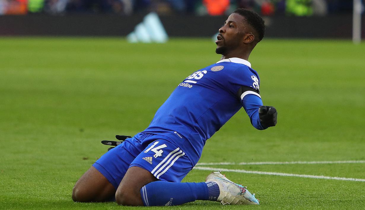 Selebrasi striker Leicester City, Kelechi Iheanacho setelah mencetak gol ke gawang Tottenham Hotspur pada laga Liga Inggris 2022/2023 di King Power Stadium, Leicester (11/2/2023). Kelechi Iheanacho pernah membela Manchester City selama 2 musim sejak 2015/2016 hingga 2016/2017. Sejak awal 2017/2018 ia hijrah ke Leicester City hingga kini. Meski kini menempati posisi 16, namun The Foxes hanya unggul selisih gol dari Nottingham Forest di posisi 18. (AFP/Geoff Caddick)