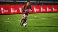 Gelandang Bali United M. Sidik Saimima saat bermain menghadapi Persita Tangerang di pekan perdana Liga 1 2020 di Stadion Kapten I Wayan Dipta. (Maheswara Putra/Bola.com)