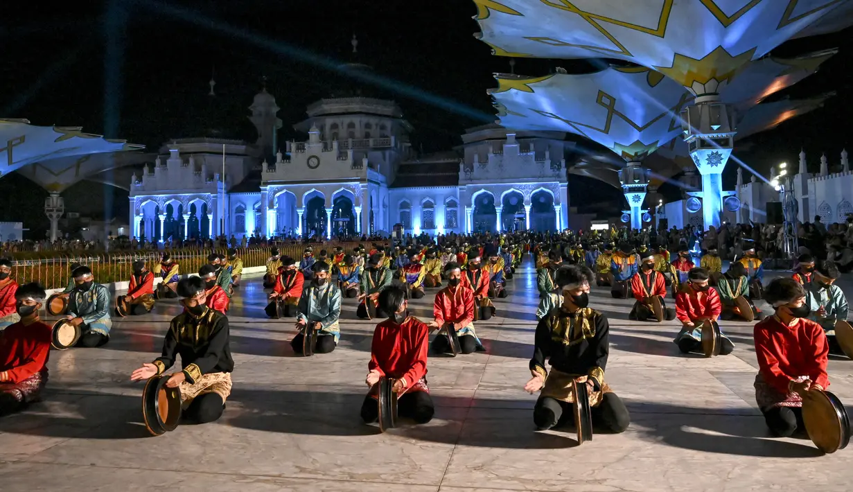 Penari membawakan tarian tradisional Rapa'i Geleng saat pembukaan Festival Ekonomi Syariah Sumatera di depan Masjid Raya Baiturrahman, Banda Aceh, Aceh, 4 Agustus 2022. (Chaideer MAHYUDDIN/AFP)