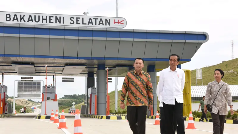 Presiden Joko Widodo atau Jokowi meresmikan Jalan Tol Trans Sumatra (JTTS)