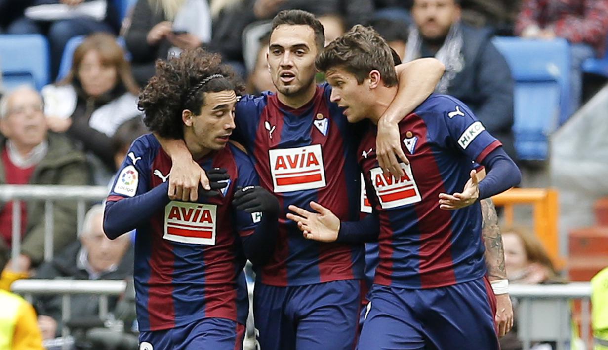 Pemain Eibar merayakan gol yang dicetak oleh Marc Cardona ke gawang Real Madrid pada laga La Liga di Stadion Santiago Bernabeu, Sabtu (6/4). Real Madrid menang 2-1 atas Eibar. (AP/Paul White)