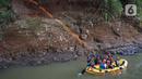 Anggota Federasi Arung Jeram Kota Depok (FAJI) berlatih di aliran Sungai Ciliwung, Depok, Jumat (26/6/2020). Latihan yang digelar tiga kali dalam seminggu itu diikuti atlet arung jeram Kota Depok serta anggota federasi lain yang menjadi calon atlet di masa depan. (Liputan6.com/Immanuel Antonius)