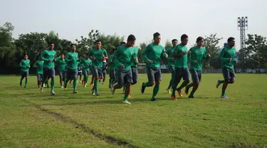 Jelang berlaga di kualifikasi Grup H Piala Asia 2016, Timnas Indonesia U-23 melakukan latihan tahap akhir di Lapangan Sutasoma, Halim Perdanakusuma, Jakarta, Rabu (25/3/2015). (Liputan6.com/Helmi Fithriansyah)