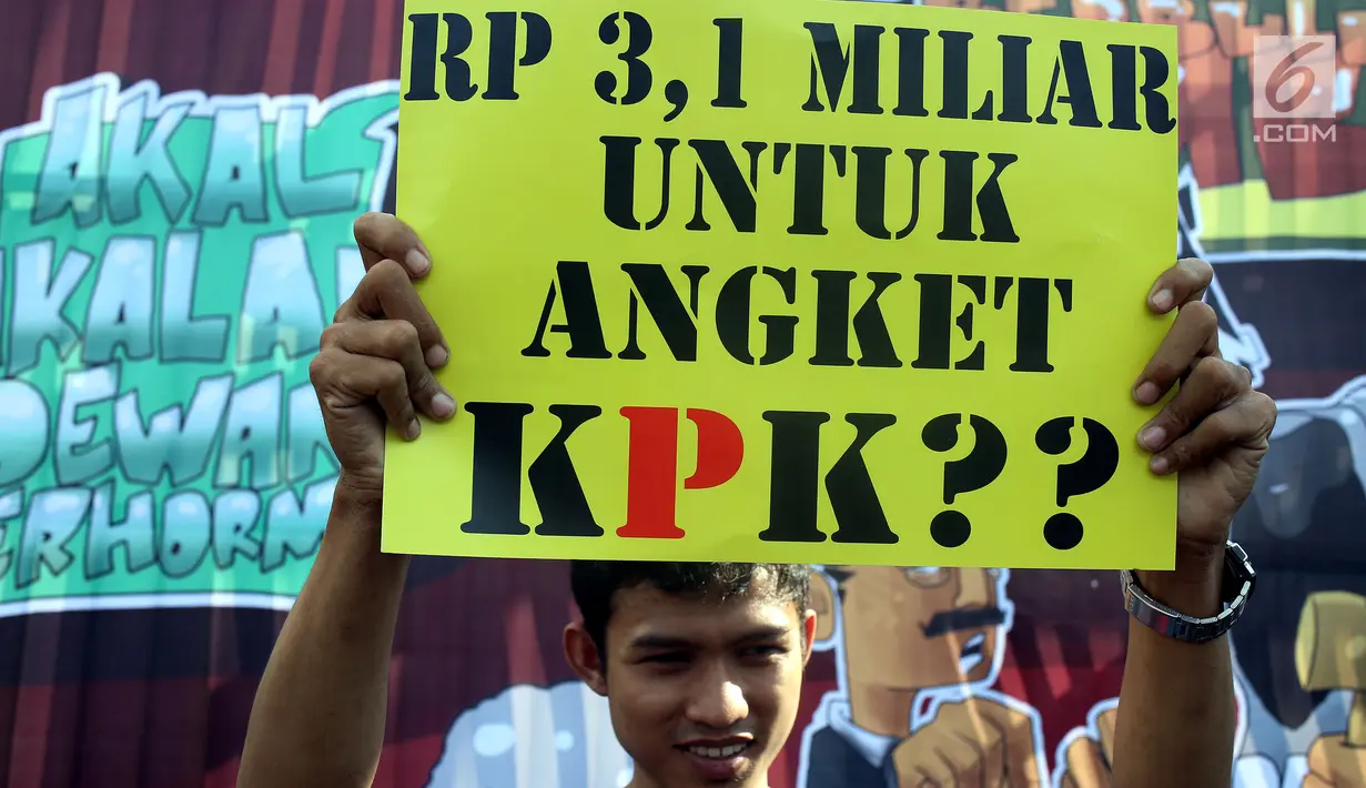 Mahasiswa membawa membawa poster saat melakukan Aksi di depan Gedung MPR/DPR Jakarta, Jumat (16/6). Dalam aksinya mereka menuntut Tolak Angket KPK. (Liputan6.com/Johan Tallo)