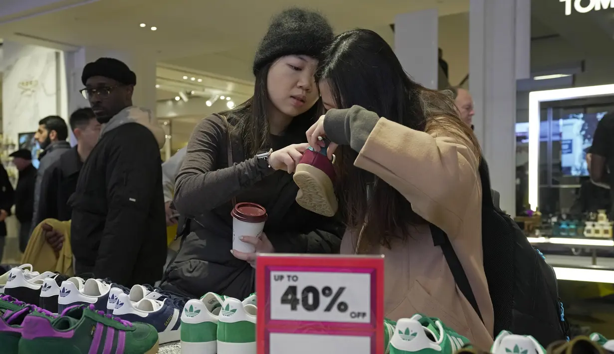 Warga atau konsumen sudah sejak beberapa hari sebelum boxing day melakukan survei untuk memilih barang apa yang dibeli. (AP Photo/Kin Cheung)