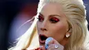 Ekspresi Lady Gaga saat menyanyikan lagu kebangsaan AS pada pembukaan Super Bowl 50 di Santa Clara, California, Minggu (7/2). Mengenakan busana dari Gucci, Mother Monster itu tampil serba merah seperti bendera negaranya. (Patrick Smith/Getty Images/AFP)