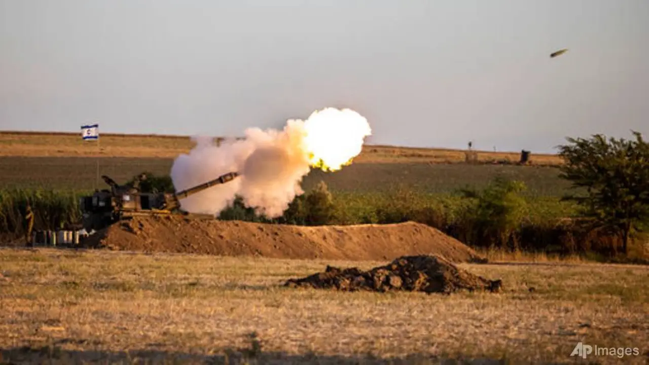 Satu unit artileri Israel menembakkan peluru ke arah sasaran di Jalur Gaza, di perbatasan Gaza Israel, 19 Mei 2021. (Foto: AP / Tsafrir Abayov)