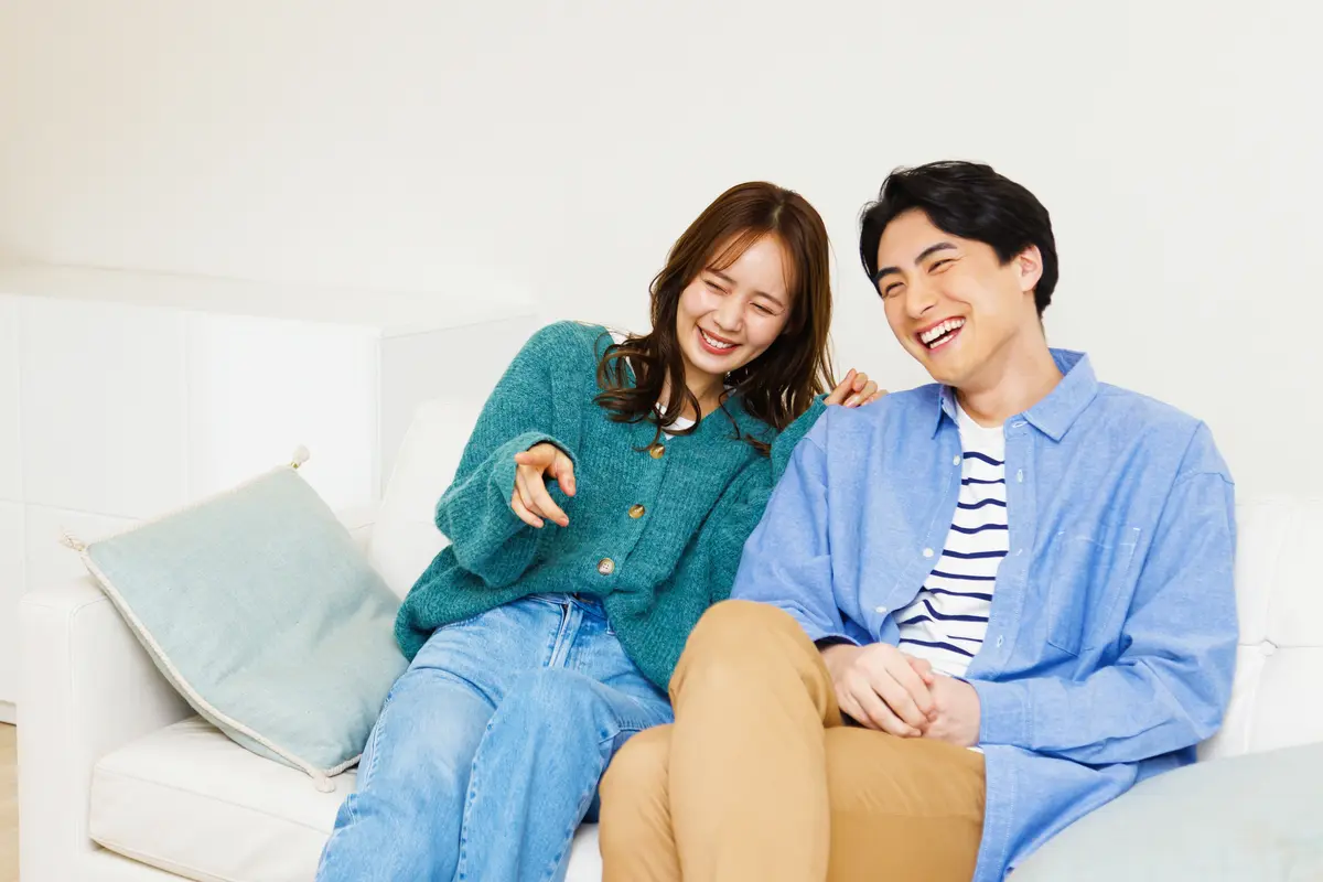 perempuan dan pasangan desember sofa