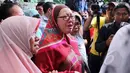 Isak tangis Utami,istri komedian Ferrasta Soebardi alias Pepeng, tak terbendung saat jenazah suaminya tiba di rumah duka di kawasan Cinere, Depok, Rabu (6/5/2015). Pepeng meninggal dunia di usia 60 tahun. (Liputan6.com/Helmi Afandi)