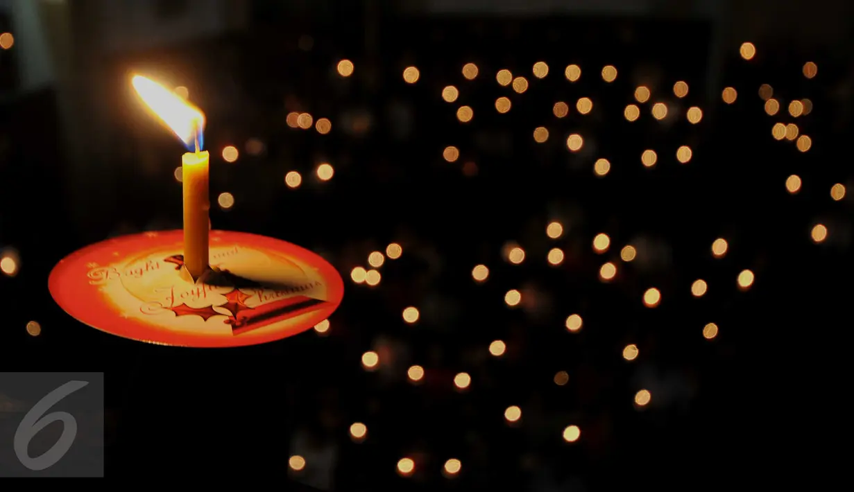Umat Kristiani menyalakan lilin saat melaksanakan ibadah malam Natal di Gereja Protestan Indonesia Bagian Barat (GPIB) Immanuel, Jakarta, Kamis (24/12). Umat Kristiani merayakan Hari Raya Natal pada 25 Desember. (Liputan6.com/Gempur M Surya)