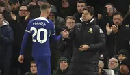Pelatih Chelsea, Mauricio Pochettino (kanan) menyalami Cole Palmer usai menariknya keluar saat menghadapi Everton pada laga pekan ke-33 Premier League 2023/2024 di Stamford Bridge, London, Senin (15/4/2024). (AP Photo/Ian Walton)