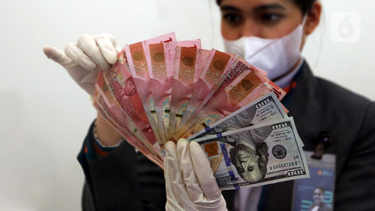 Menunggu Pengumuman The Fed dan Inflasi Indonesia, Rupiah Melemah ke 15.573 per Dolar AS