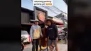 Niko Al Hakim berpose dengan gerobak tukang jamu kembarannya. (Foto: TikTok/ taichangorengofficial)