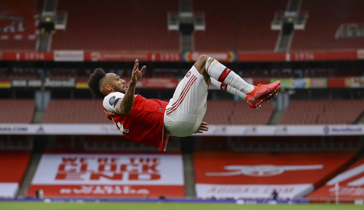 Pemain Arsenal Pierre-Emerick Aubameyang melakukan selebrasi usai mencetak gol ke gawang Norwich City pada pertandingan Premier League di Emirates Stadium, London, Inggris, Rabu  (1/7/2020). Arsenal menang 4-0 lewat gol Aubameyang, Granit Xhaka, dan Cedric Soares. (Richard Heathcote/Pool via AP)