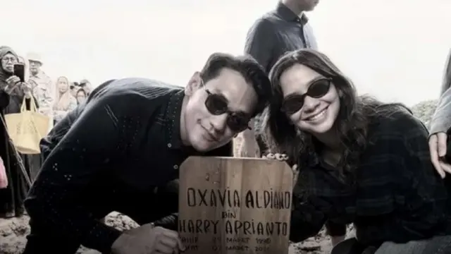 Afgan salah satu artis dan sahabat Vidi Aldiano yang hadir di pemakaman. [@afgan]