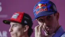 Marc Marquez dan Alex Marquez pada konferensi pers jelang balapan MotoGP Qatar 2025. (Karim JAAFAR / AFP)
