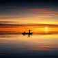 Ilustrasi senja, sunset, matahari terbenam. (Photo by Johannes Plenio: https://www.pexels.com/photo/photo-of-people-on-rowboat-during-sunset-1435075/)