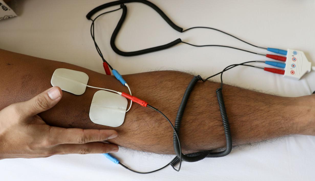 Terapi dengan alat bantu. (Bola.com/Arief Bagus)