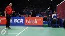 Petugas BWF mengepel lantai saat laga Jonatan Hsu Jen Hao di penyisihan BCA Indonesia Open 2016, Istora Senayan Jakarta, Rabu (1/6/2016). Laga sempat dihentikan akibat atap Istora bocor. (Liputan6.com/Helmi Fithriansyah)