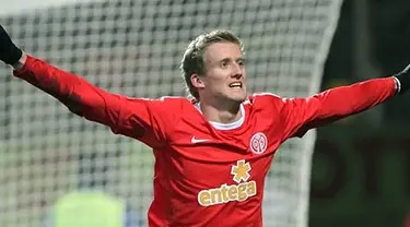 Striker Mainz Andre Schurrle mencetak salah satu gol ketika timnya mengalahkan Nurnberg 3-0 dalam partai lanjutan Bundesliga di Stadion am Bruchweg pada 26 November 2010. AFP PHOTO/DANIEL ROLAND