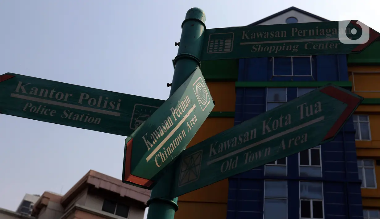 Penunjuk jalan di kawasan Glodok, Jakarta Barat, Sabtu (9/10/2021). Pemerintah Jakarta Barat berencana menata kawasan Glodok menjadi lokasi wisata sejarah Pecinan sehingga dapat menjadi daya tarik wisatawan untuk melakukan kunjungan. (Liputan6.com/Herman Zakharia)