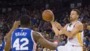 Guard Golden State Warriors, Stephen Curry (kaan) mencoba melewati hadangan pemain Philadelphia 76ers pada lanjutan NBA di Oracle Arena, Minggu (27/3/2016). Warriors menang atas 76ers 117-105. (Mandatory Credit: Kyle Terada-USA TODAY Sports)