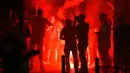 Sejumlah suporter timnas Inggris menyalakan flare jelang pertandingan melawan Wales di Lille, Prancis, (15/6). UEFA mengancam akan mendiskualifikasi tim Inggris dari Piala Eropa 2016 jika para suporter membuat kerusuhan kembali. (REUTERS/Wolfgang Rattay)