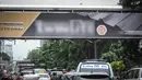 Kendaraan melintas di bawah JPO yang dipasangi papan iklan di kawasan Hayam Muruk, Jakarta, Rabu (28/9). Menyusul robohnya JPO di Pasar Minggu, Pemprov DKI bakal membuat Pergub larangan papan iklan dipasang di JPO. (Liputan6.com/Faizal Fanani)