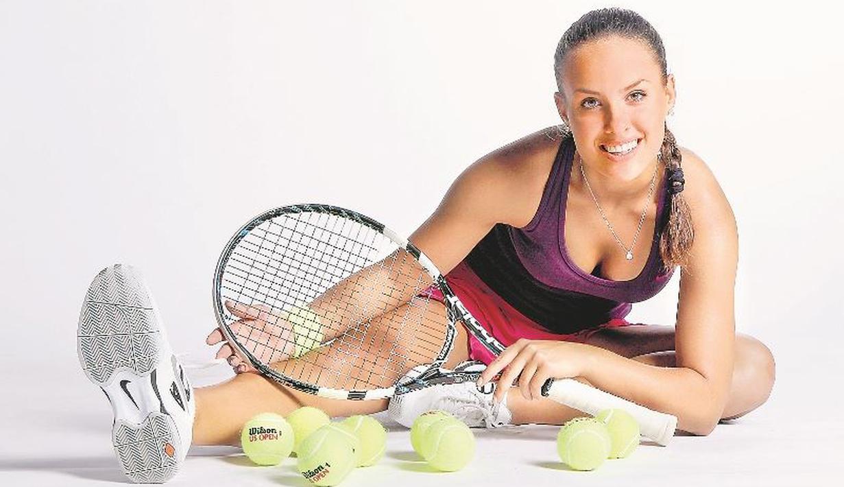 Petra Uberalova menekuni tenis sejak usia 6 tahun. Selain itu, Petra juga punya hobi musik dan sepak bola. (Bola.com/Facebook/Petra Uberalova)